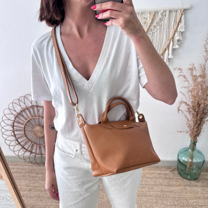 Bolso ovalado piel camel solapa iniciales bordadas