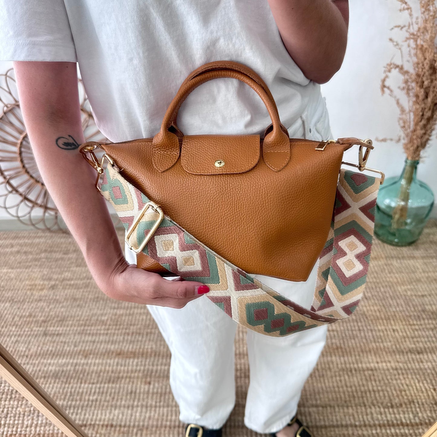 Bolso ovalado piel camel solapa iniciales bordadas