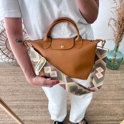Bolso ovalado piel camel solapa iniciales bordadas