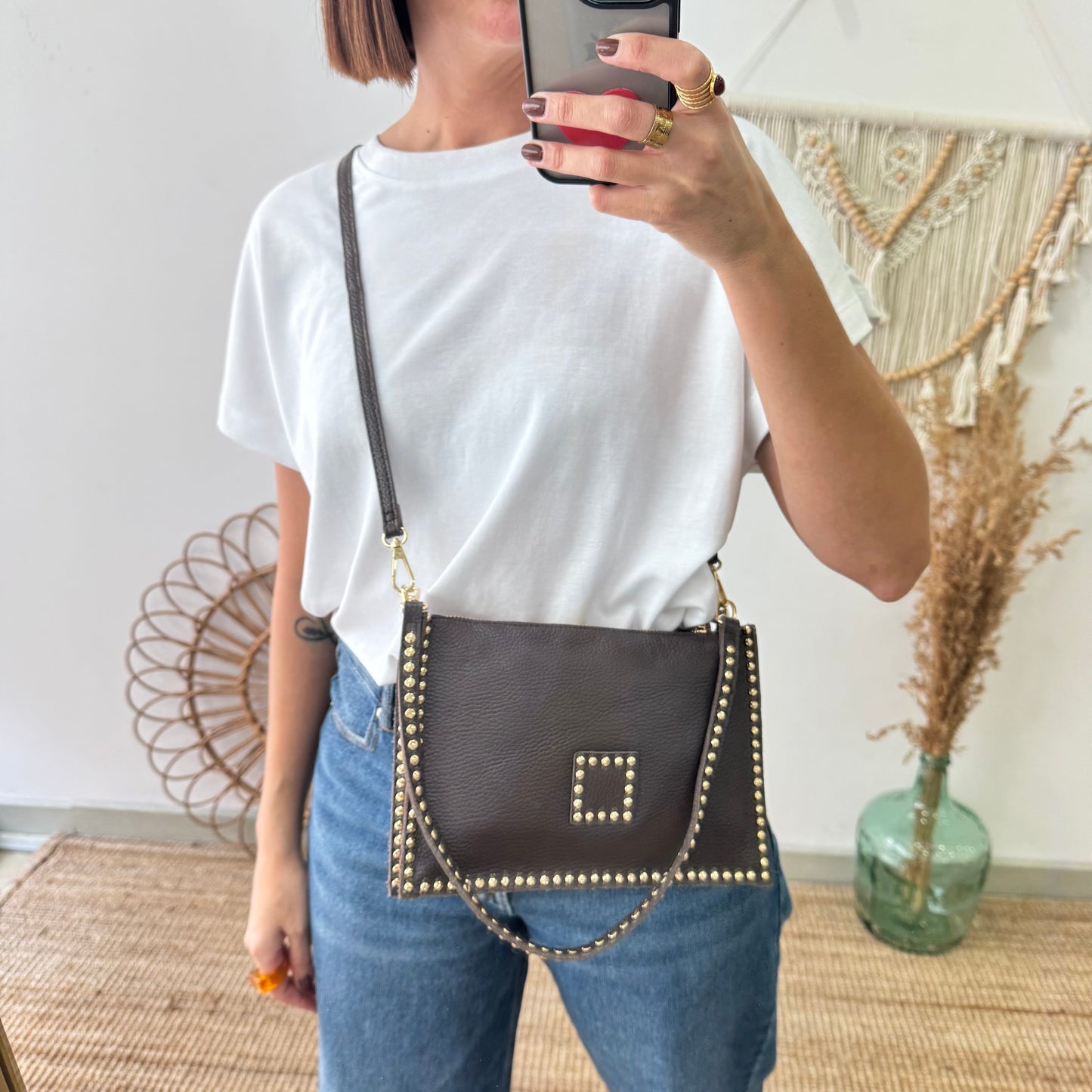 Bandolera marrón piel tachuelas doradas