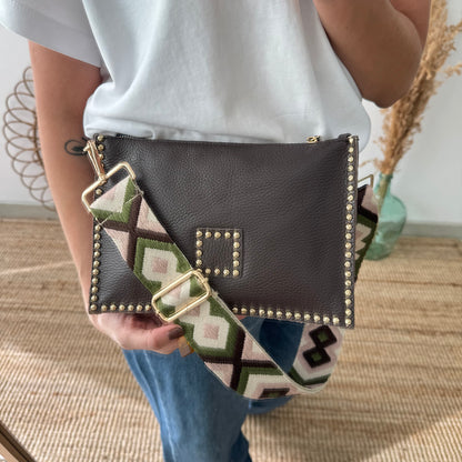 Bandolera marrón piel tachuelas doradas