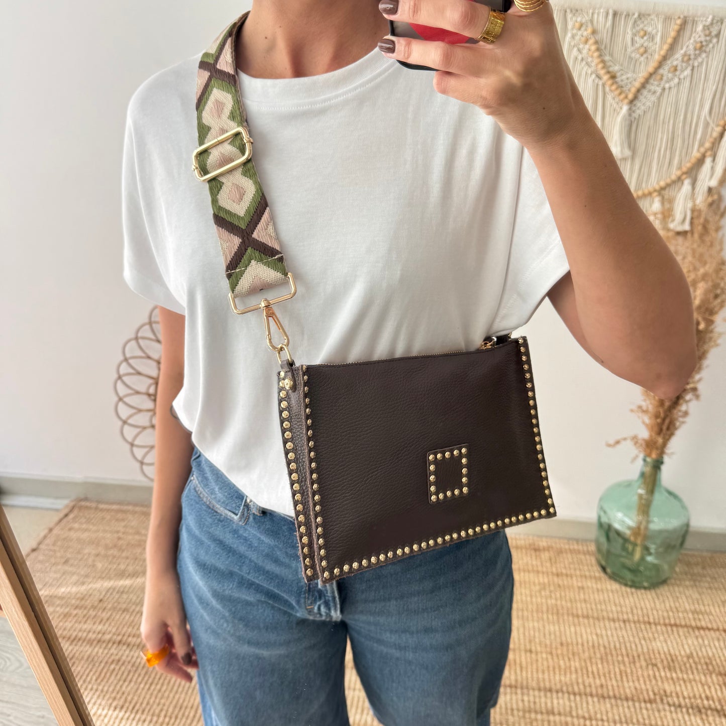Bandolera marrón piel tachuelas doradas