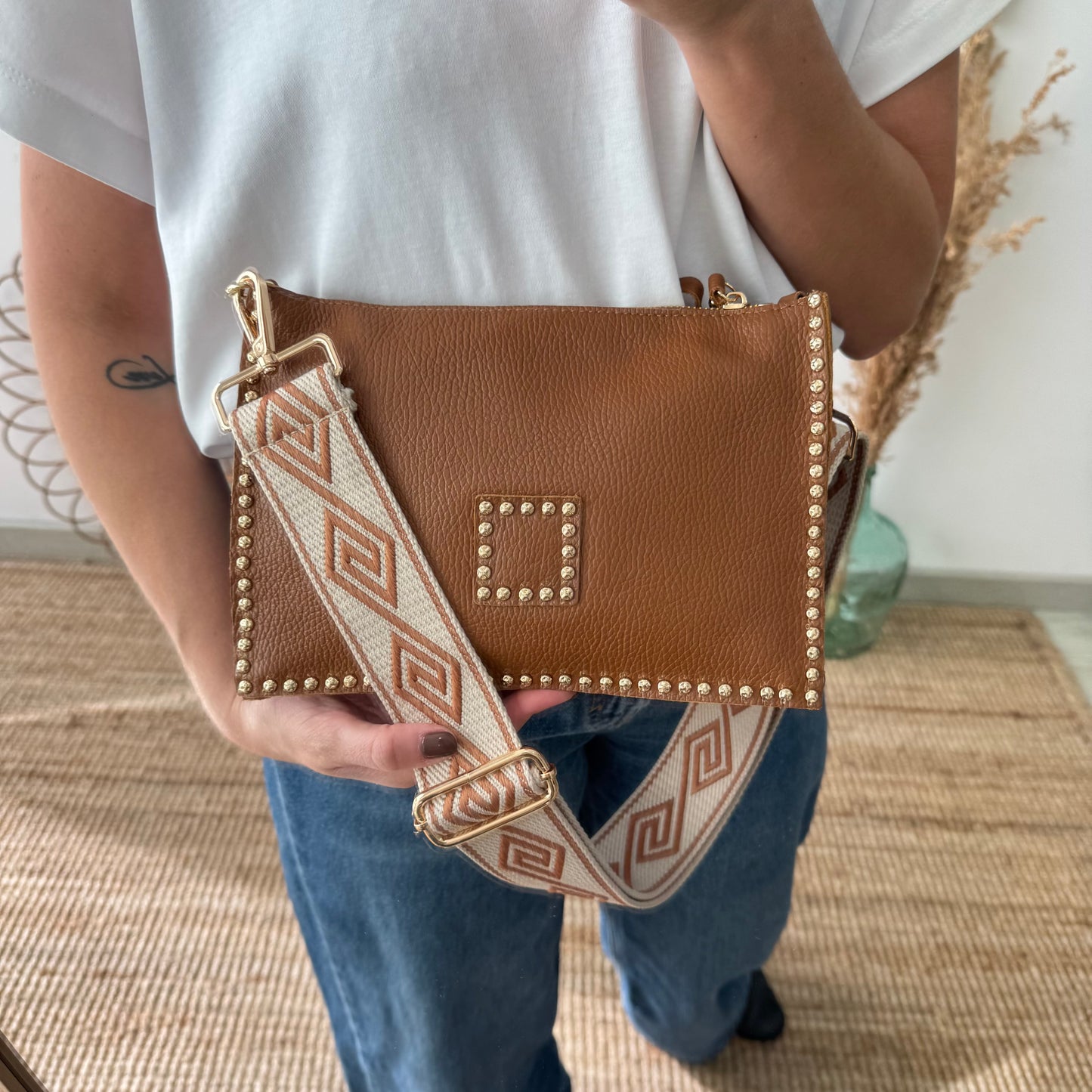 Bandolera camel piel tachuelas doradas