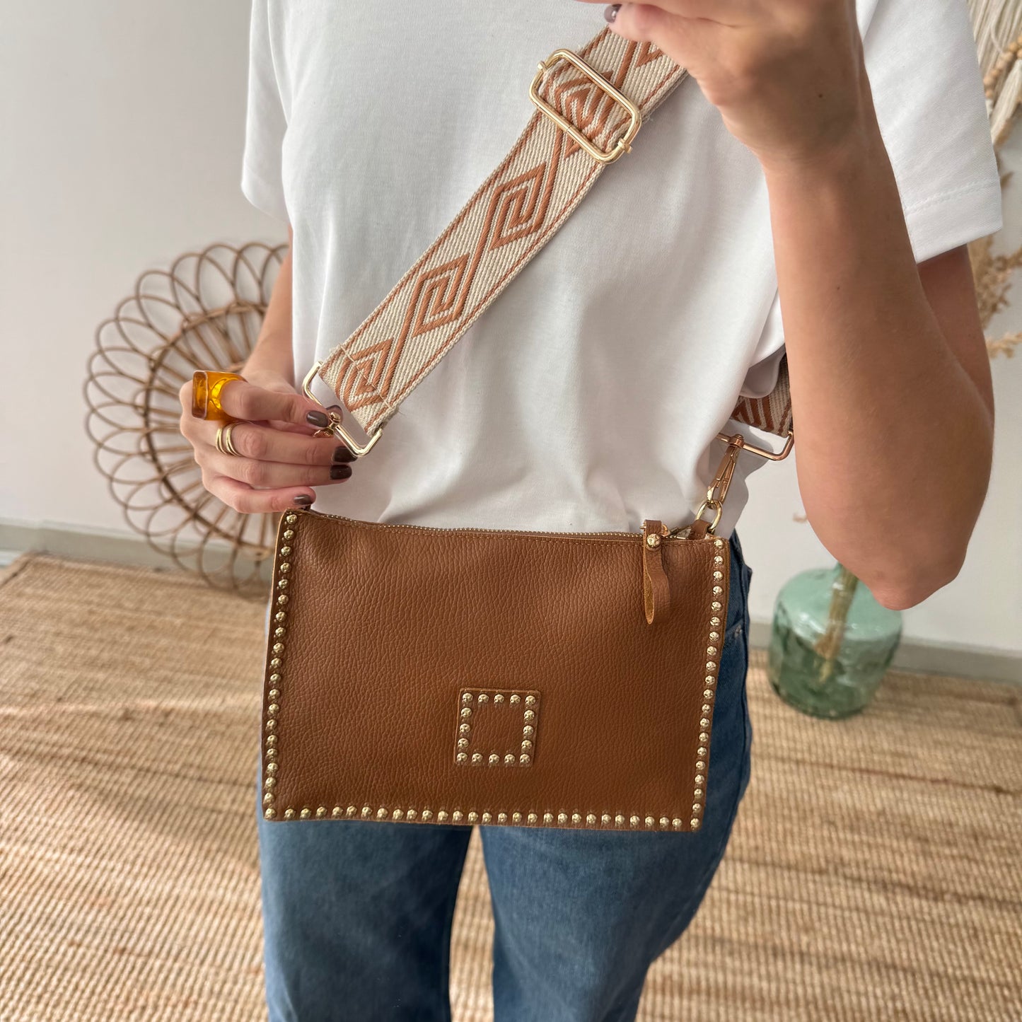 Bandolera camel piel tachuelas doradas