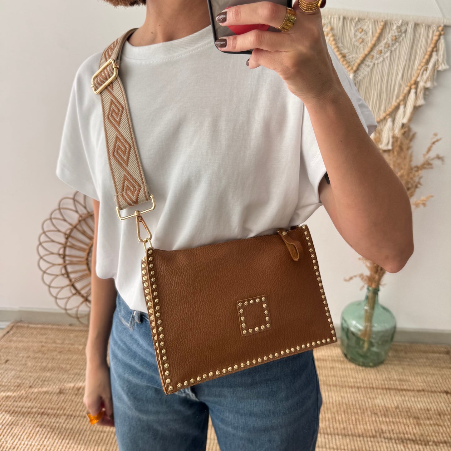 Bandolera camel piel tachuelas doradas