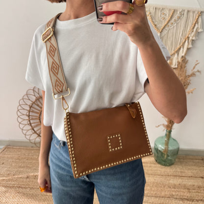 Bandolera camel piel tachuelas doradas