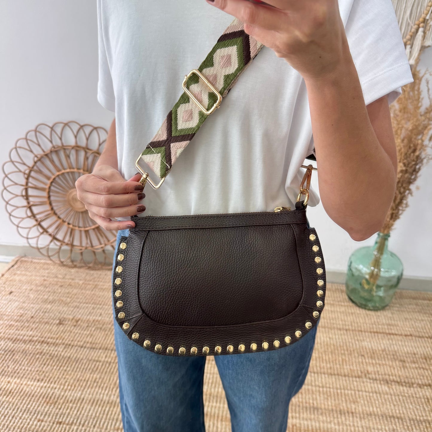 Bandolera ovalada piel tachuelas marrón iniciales bordadas