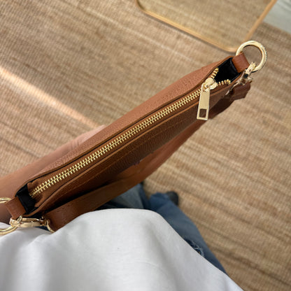 Bandolera ovalada piel tachuelas camel iniciales bordadas