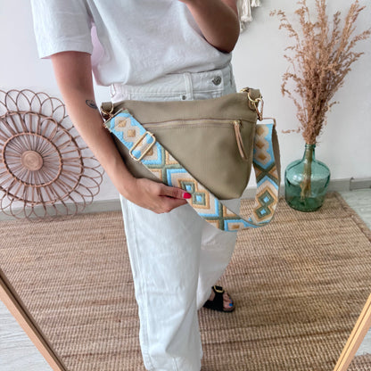 Bolso trapecio piel taupe cremallera iniciales bordadas