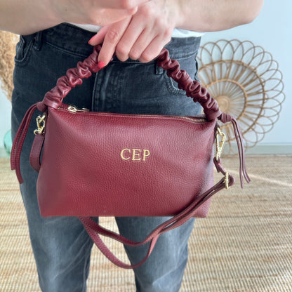 Bolso piel asas fruncidas granate iniciales bordadas