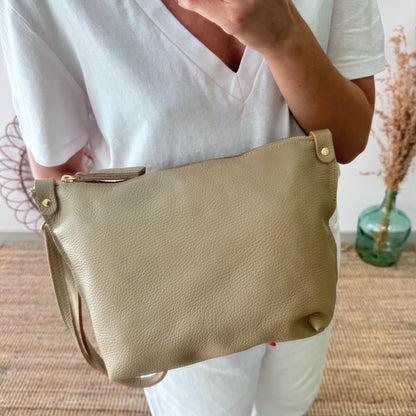 Bolso trapecio piel taupe cremallera iniciales bordadas