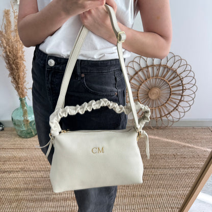 Bolso piel asas fruncidas beige iniciales bordadas