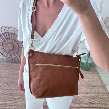 Bolso trapecio piel camel cremallera iniciales bordadas