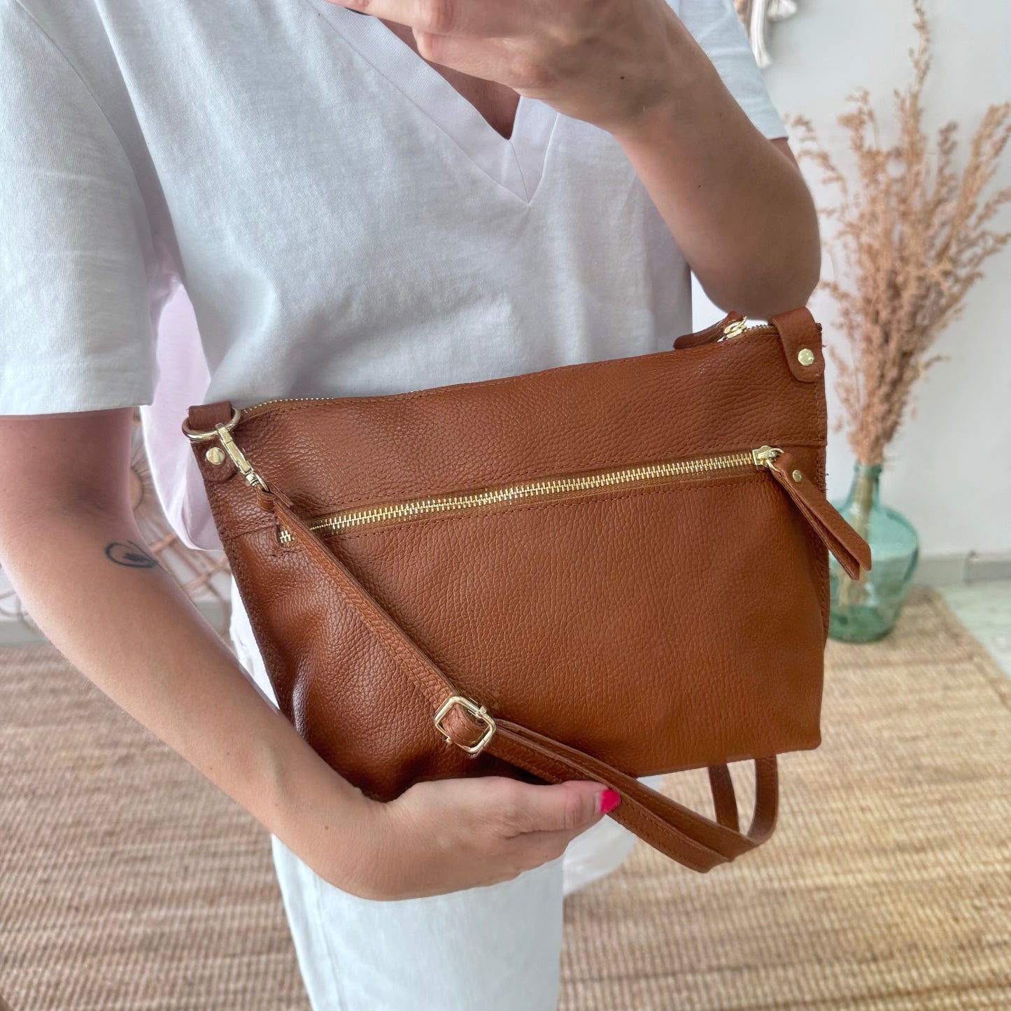 Bolso trapecio piel camel cremallera iniciales bordadas