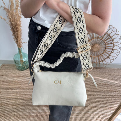 Bolso piel asas fruncidas beige iniciales bordadas
