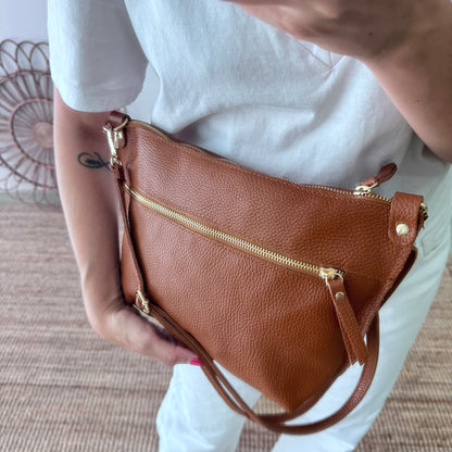 Bolso trapecio piel camel cremallera iniciales bordadas