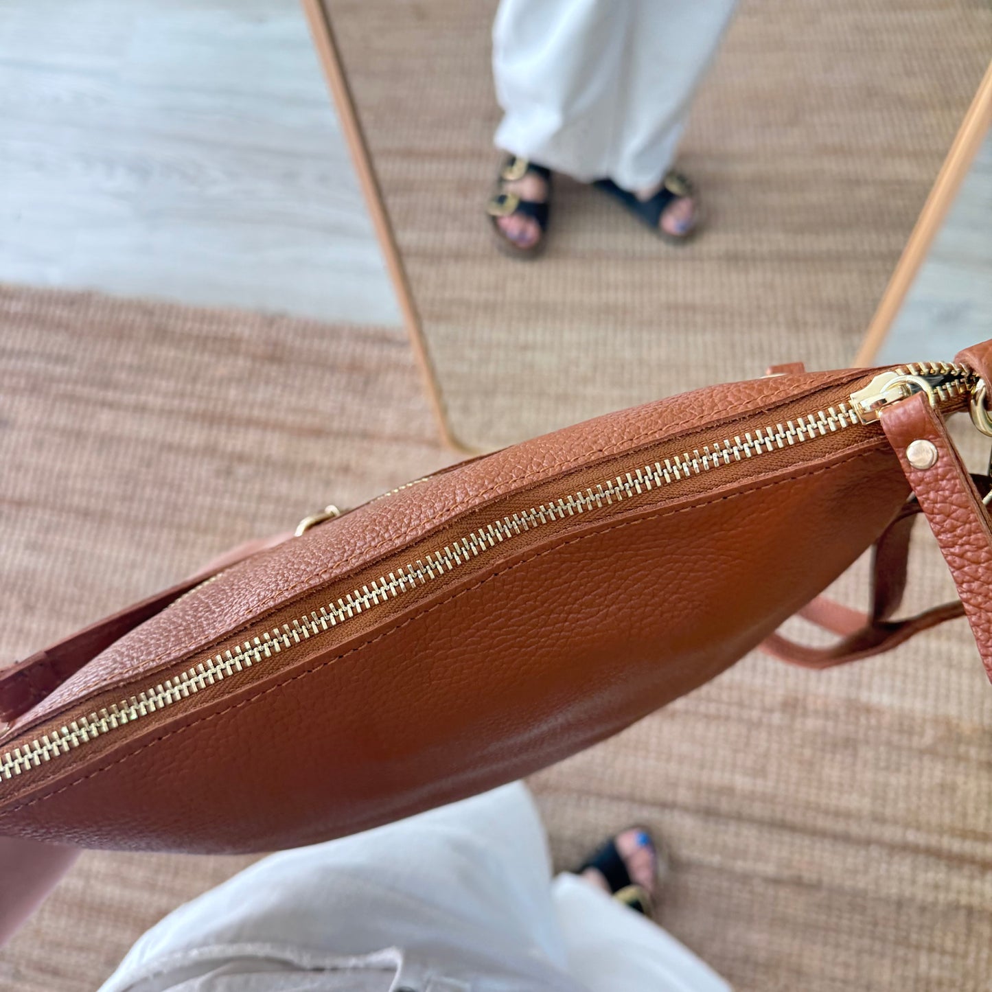 Bolso trapecio piel camel cremallera iniciales bordadas