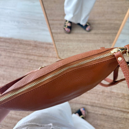 Bolso trapecio piel camel cremallera iniciales bordadas