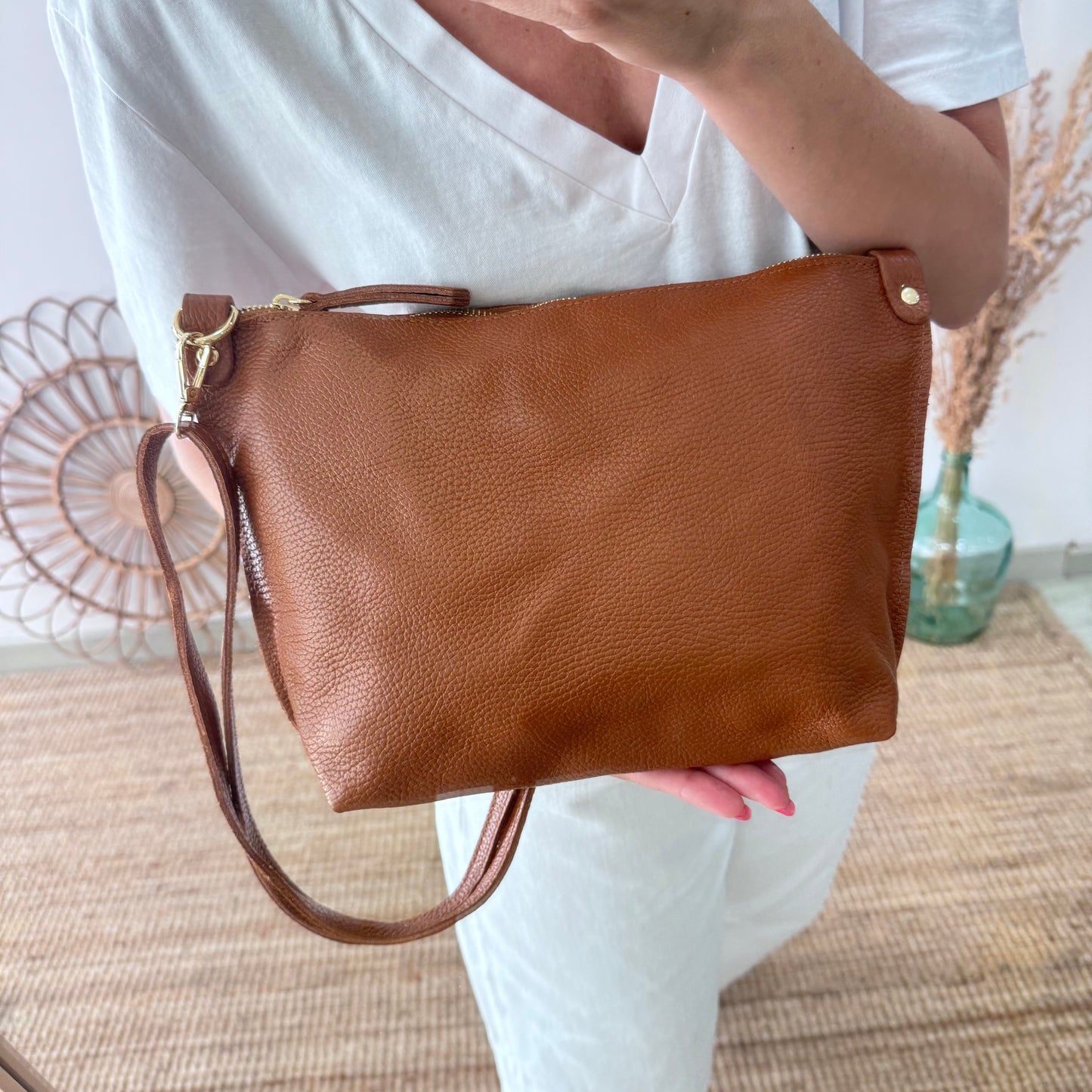 Bolso trapecio piel camel cremallera iniciales bordadas