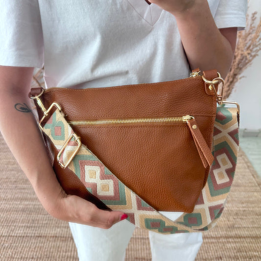 Bolso trapecio piel camel cremallera iniciales bordadas