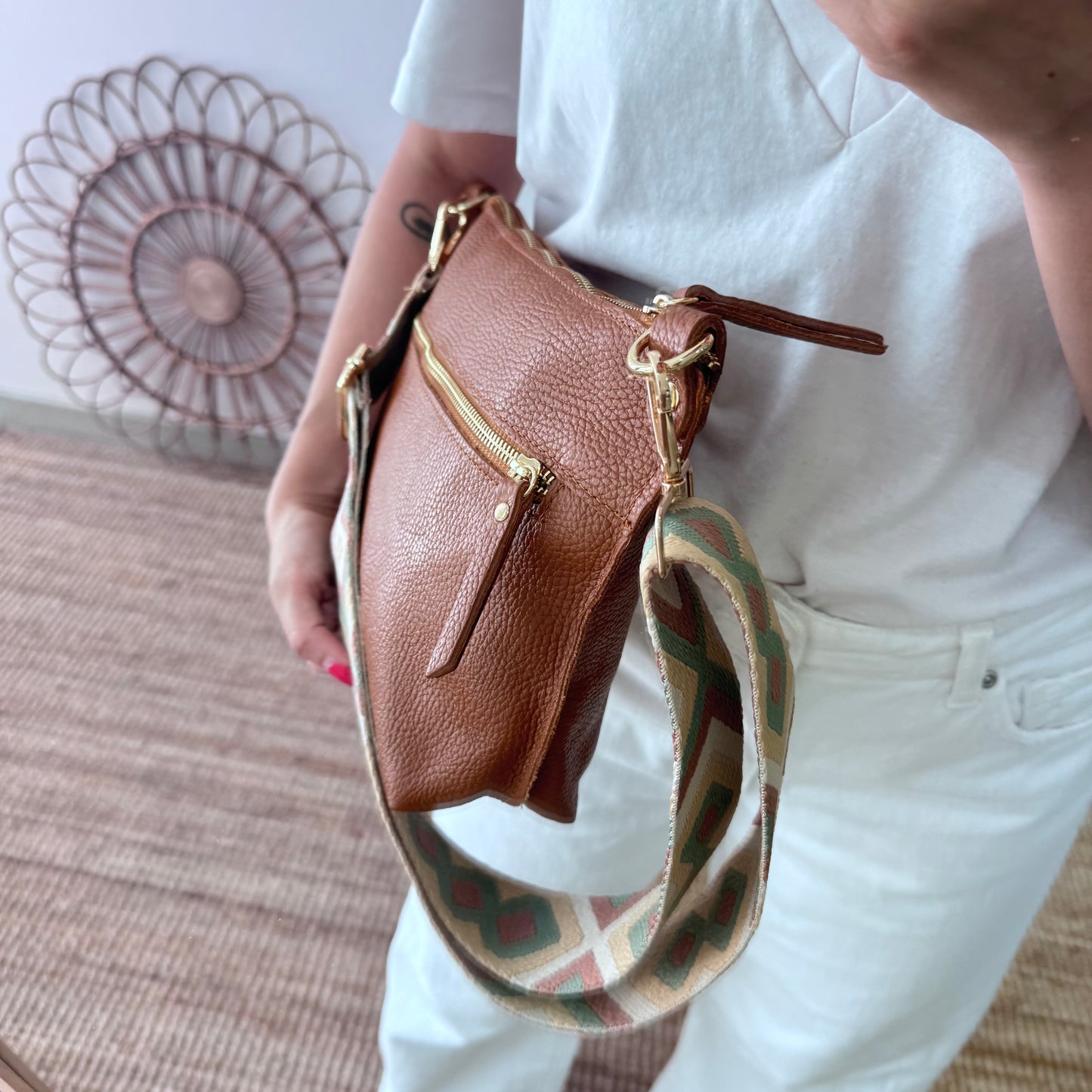 Bolso trapecio piel camel cremallera iniciales bordadas