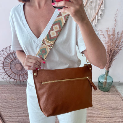 Bolso trapecio piel camel cremallera iniciales bordadas