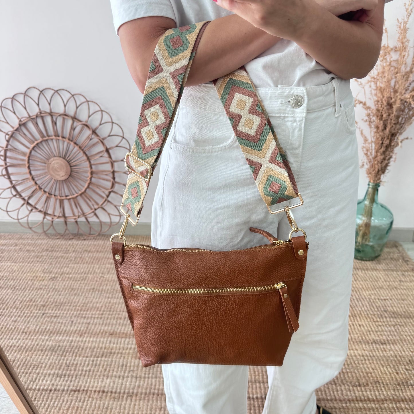 Bolso trapecio piel camel cremallera iniciales bordadas