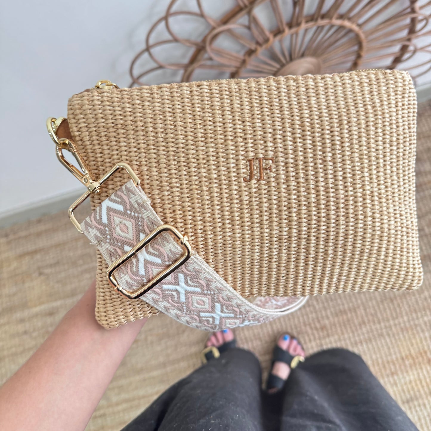 Bandolera rafia y piel taupe iniciales bordadas