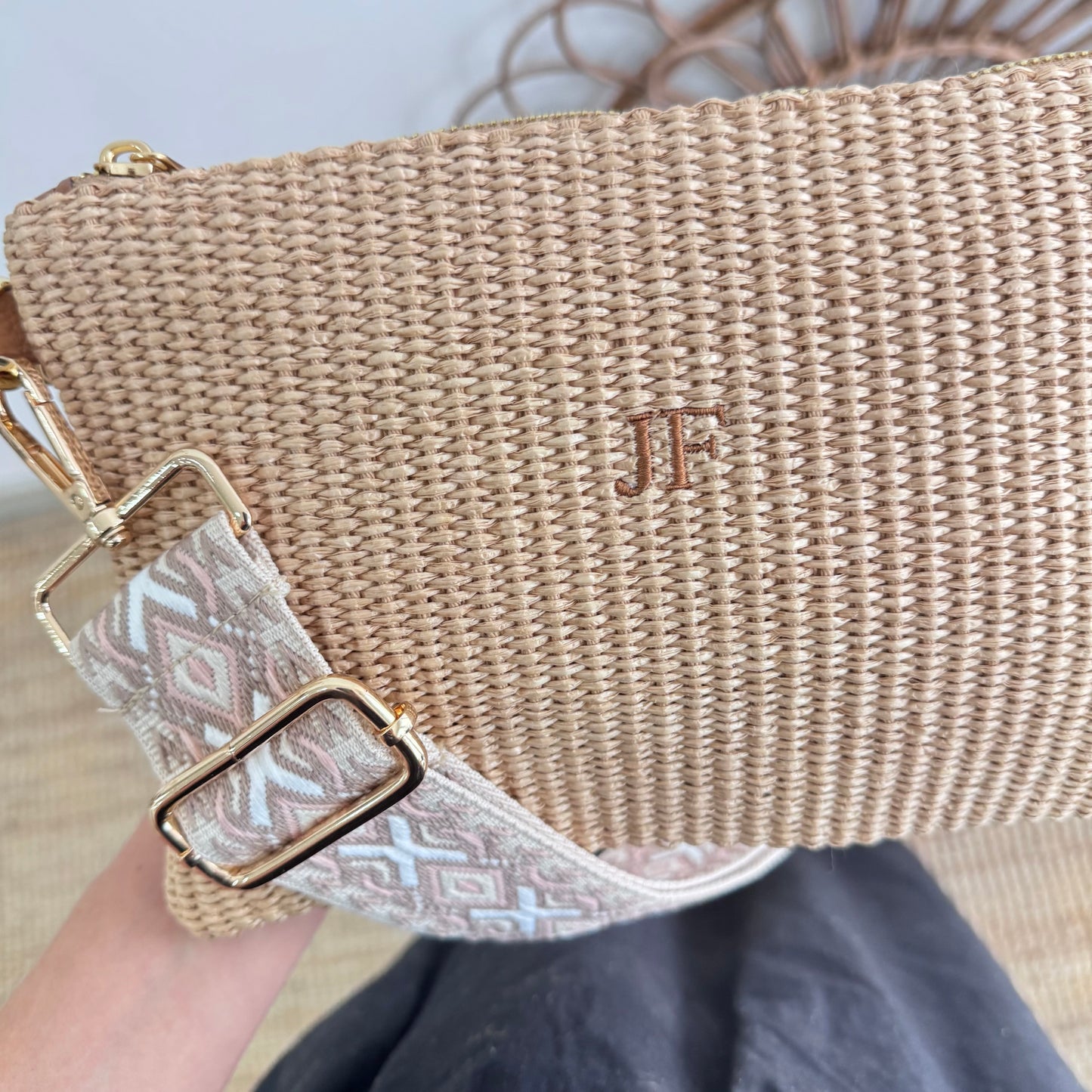 Bandolera rafia y piel taupe iniciales bordadas