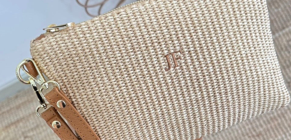 Bandolera rafia y piel taupe iniciales bordadas