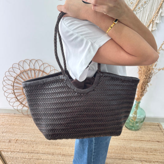 Capazo de piel trenzada marrón mediano