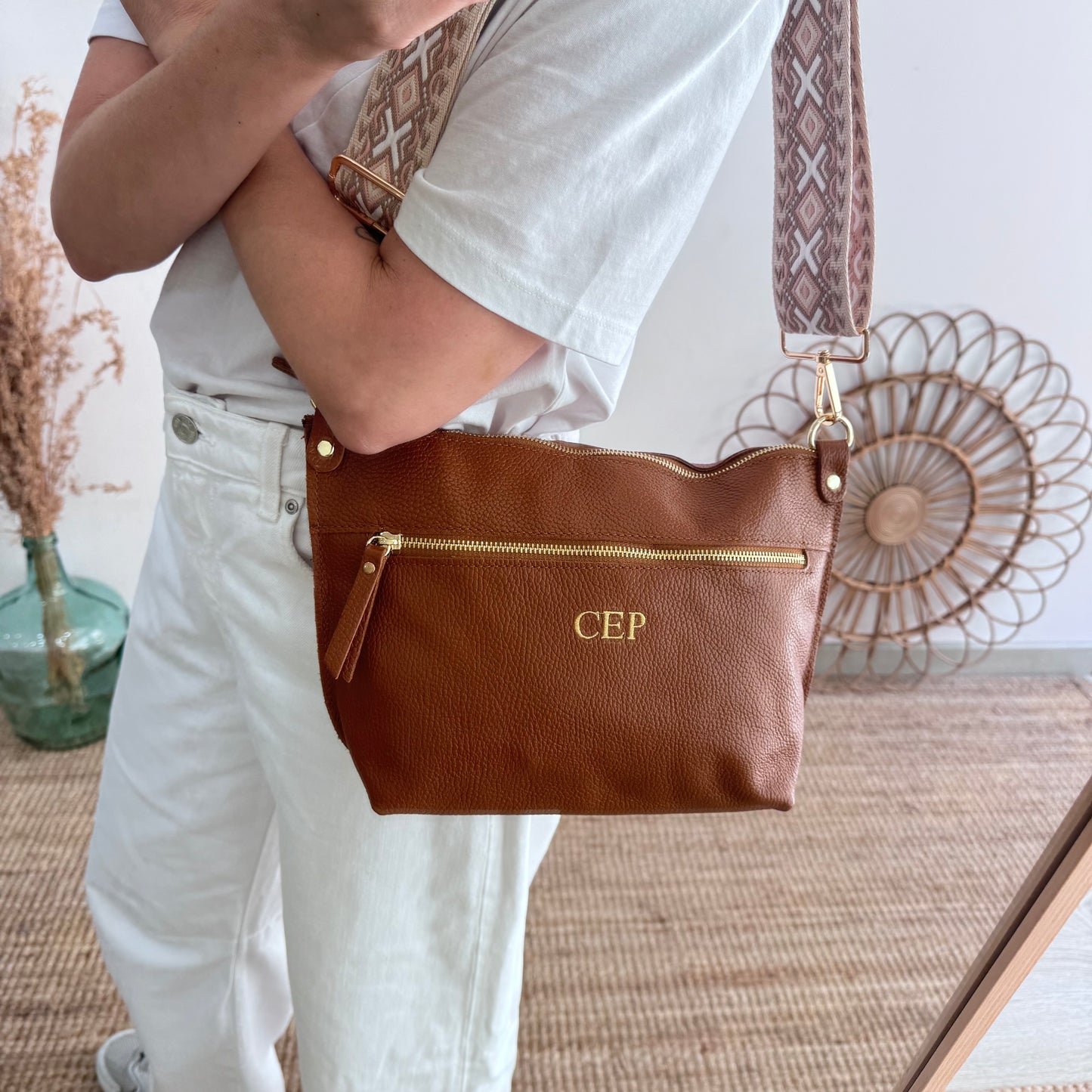 Bolso trapecio piel camel cremallera iniciales bordadas