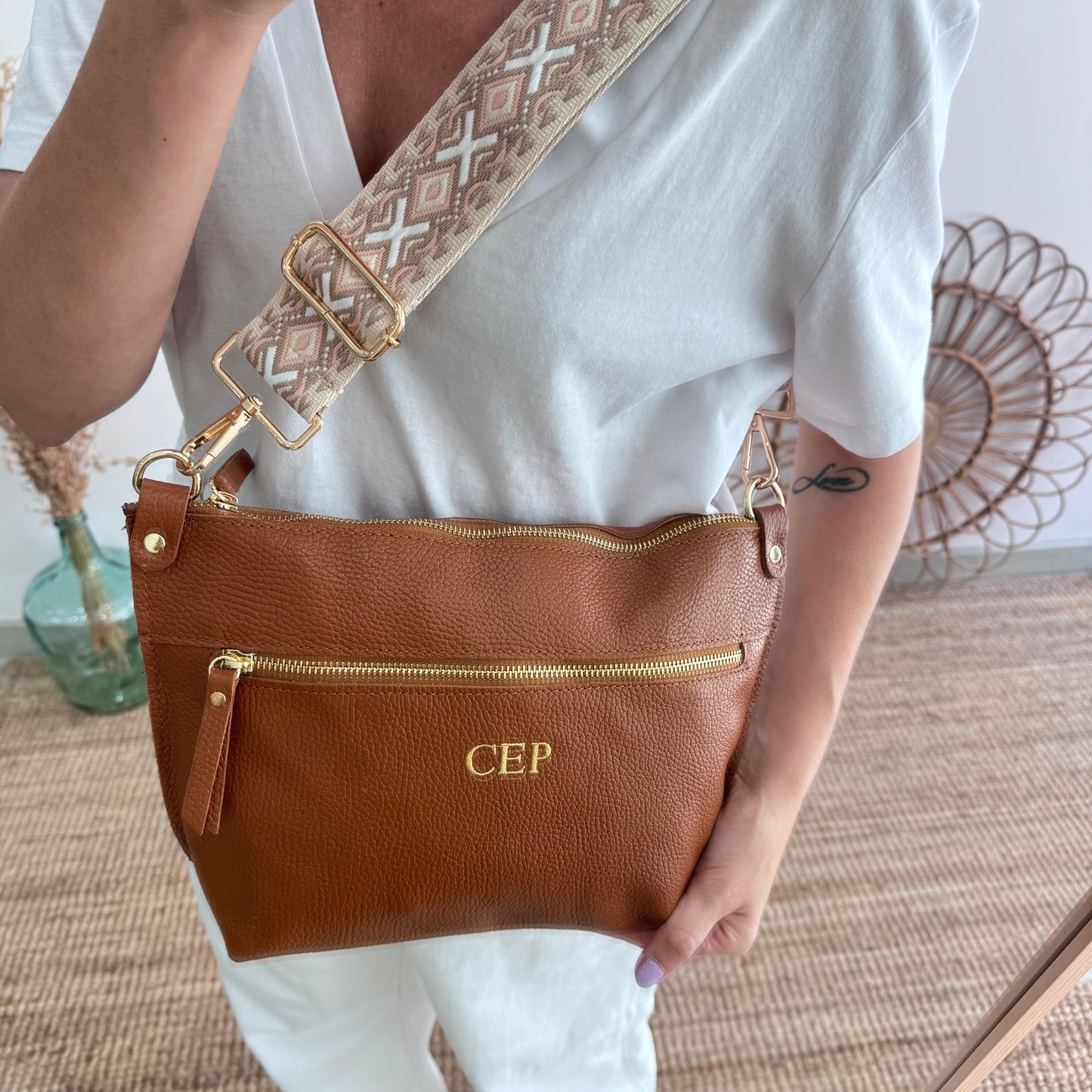 Bolso trapecio piel camel cremallera iniciales bordadas