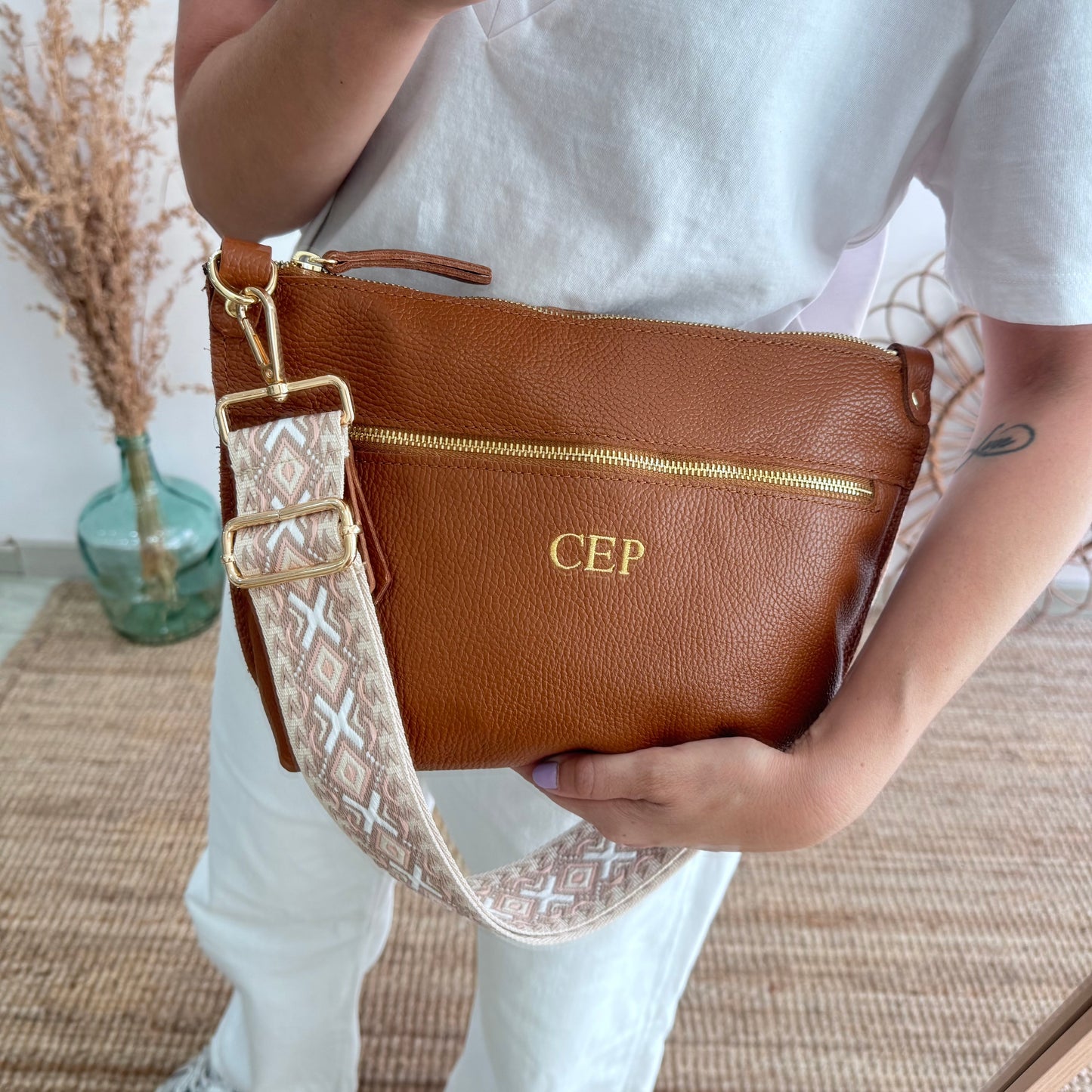 Bolso trapecio piel camel cremallera iniciales bordadas