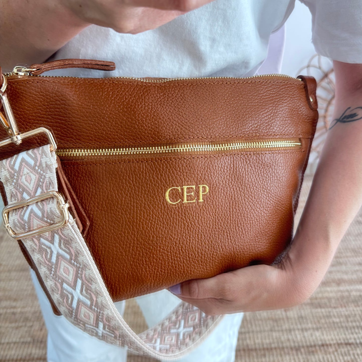 Bolso trapecio piel camel cremallera iniciales bordadas
