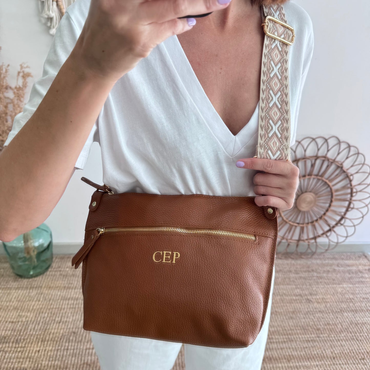 Bolso trapecio piel camel cremallera iniciales bordadas