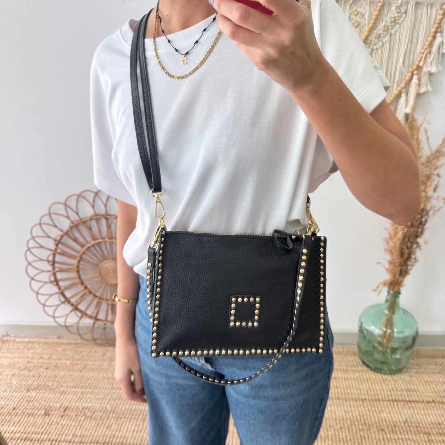 Bandolera negro piel tachuelas doradas