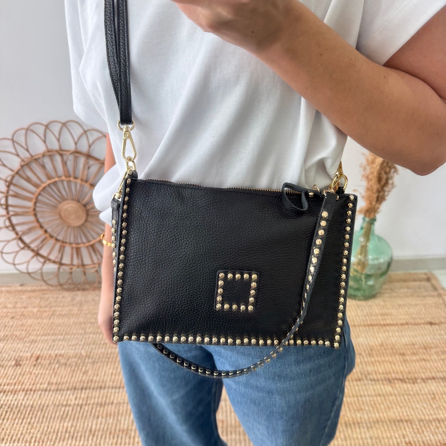 Bandolera negro piel tachuelas doradas