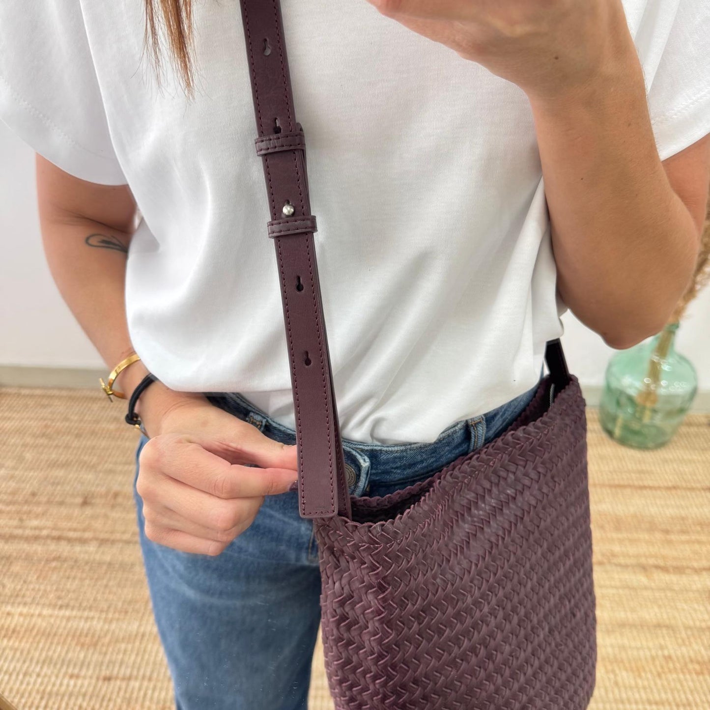 Bolso saco en piel trenzada burdeos