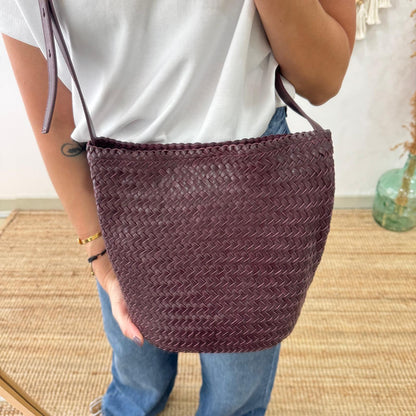 Bolso saco en piel trenzada burdeos