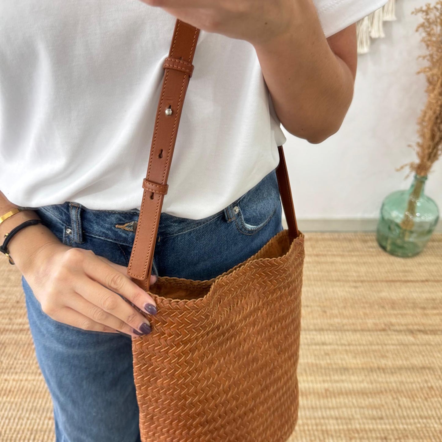 Bolso saco en piel trenzada camel