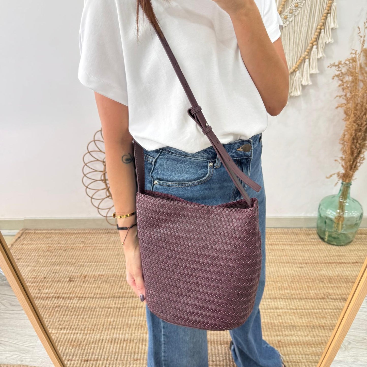 Bolso saco en piel trenzada burdeos