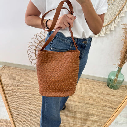 Bolso saco en piel trenzada camel