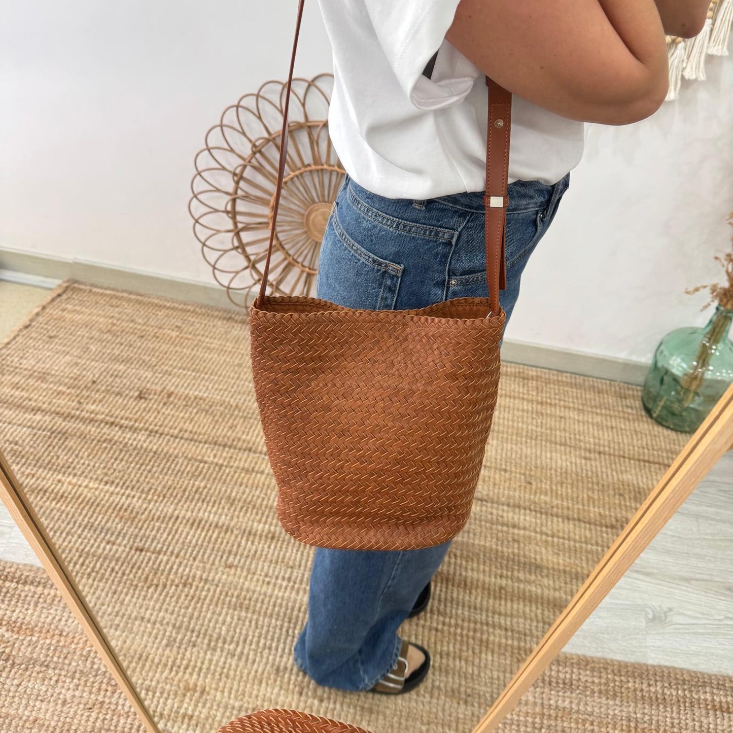 Bolso saco en piel trenzada camel