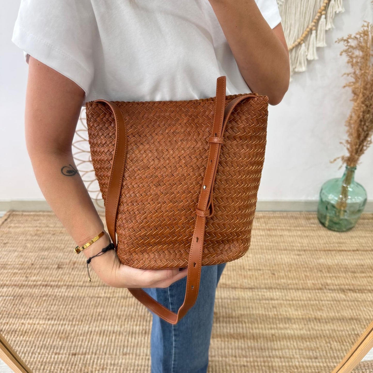 Bolso saco en piel trenzada camel