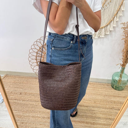 Bolso saco en piel trenzada marrón
