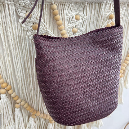 Bolso saco en piel trenzada burdeos