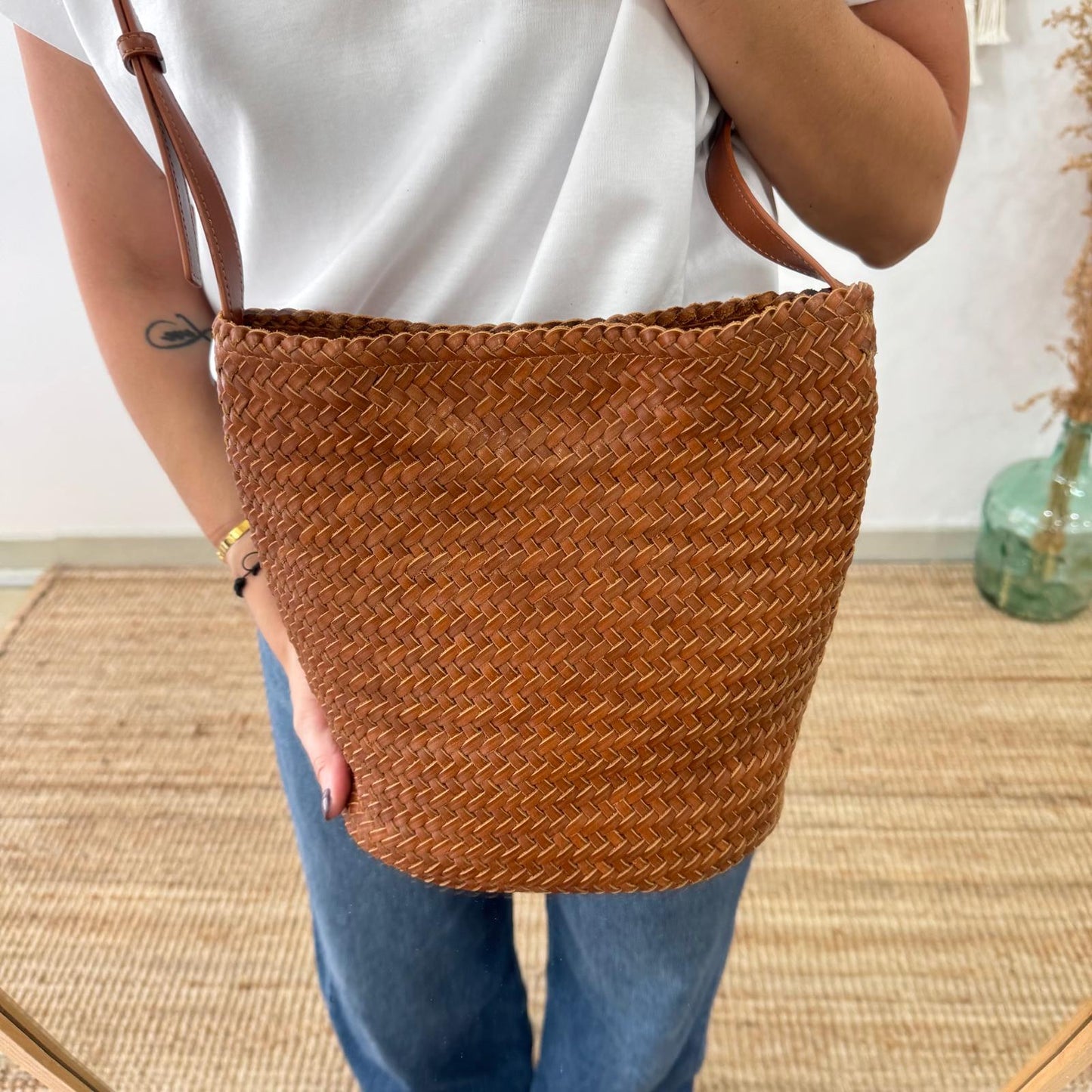 Bolso saco en piel trenzada camel