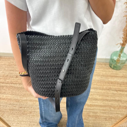Bolso saco en piel trenzada negro