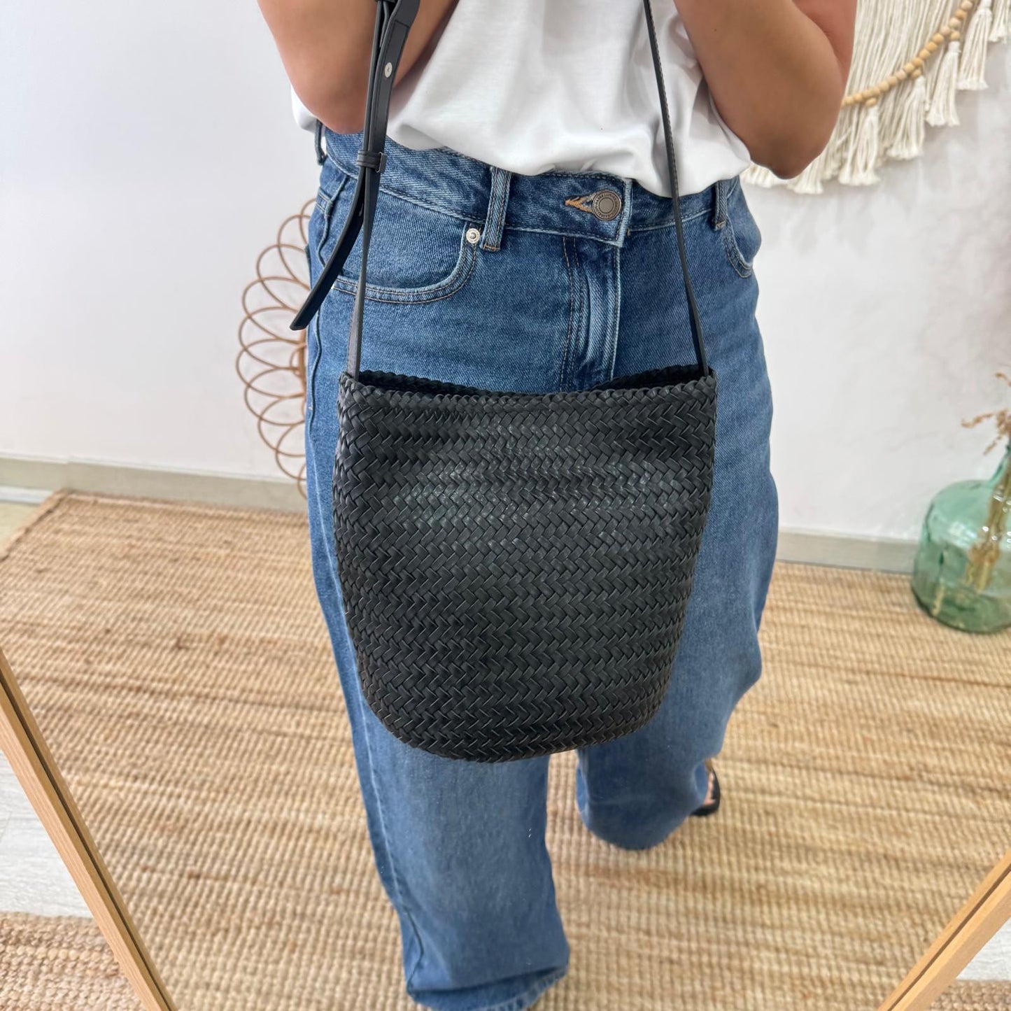 Bolso saco en piel trenzada negro